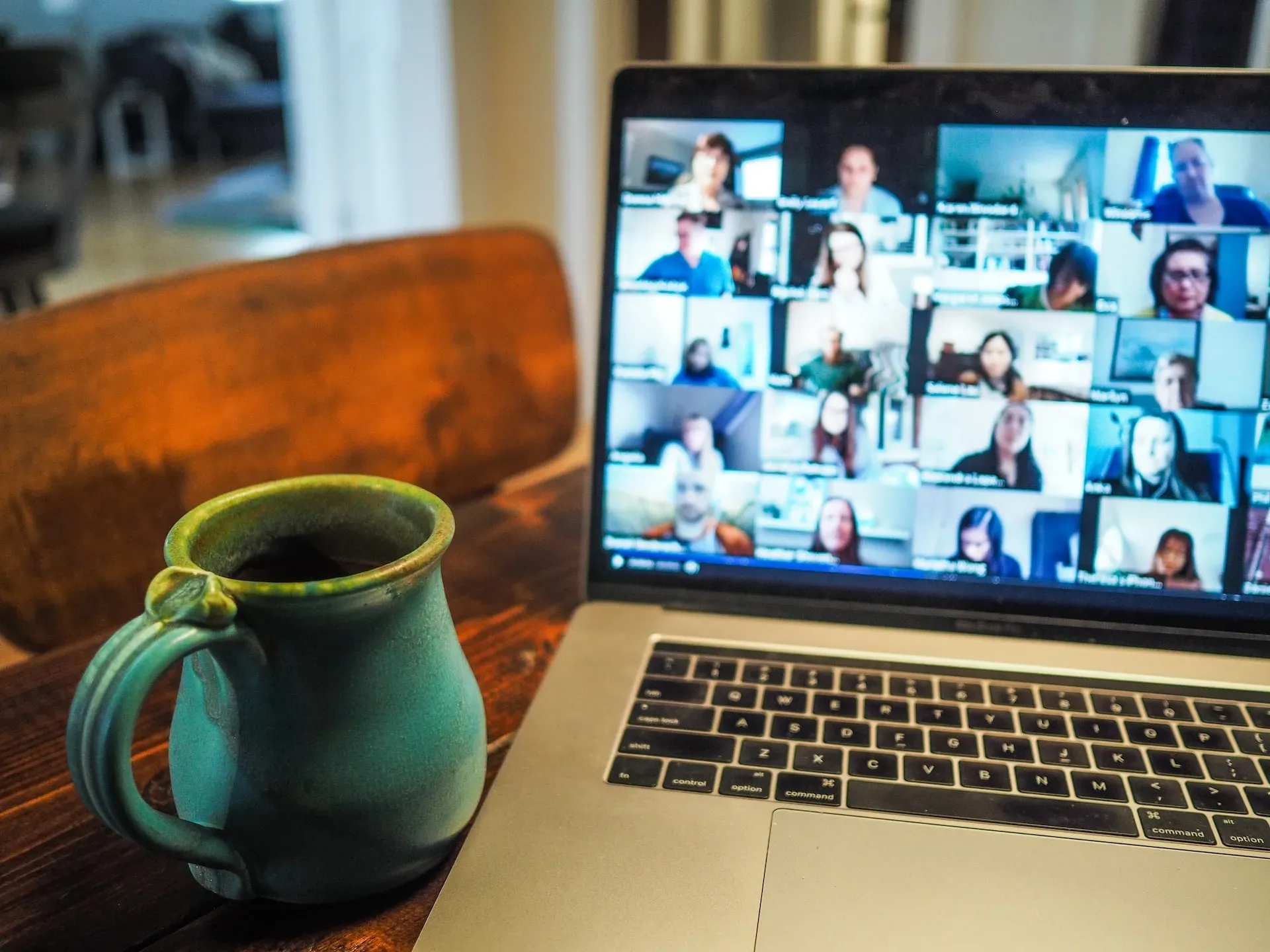 Clase online en vivo vista en la pantalla de un portátil